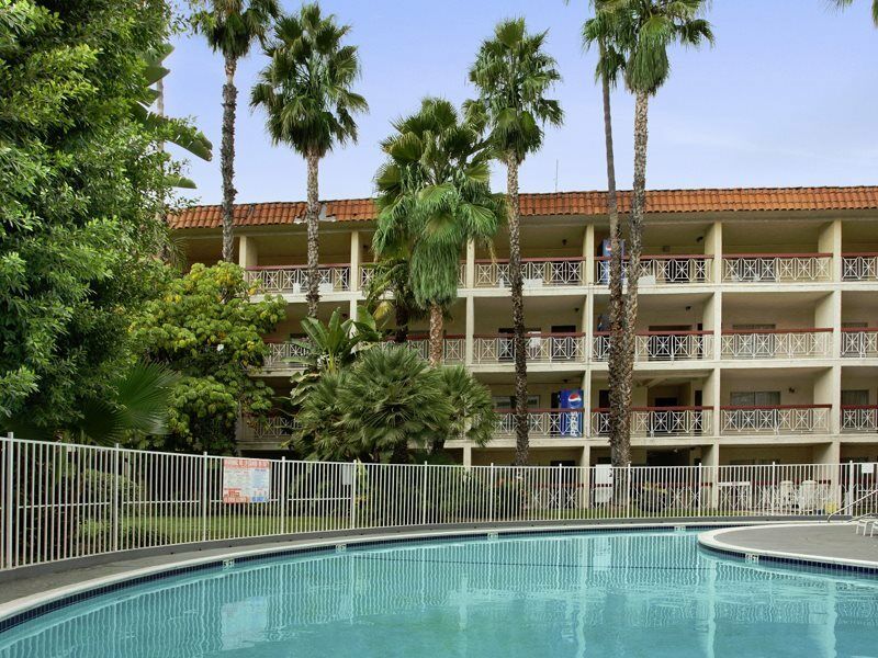 Ramada By Wyndham Burbank Airport Hotel Exterior foto